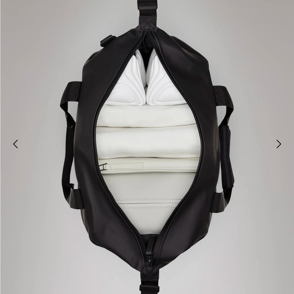 Rains Hilo Weekend Bag Small Black Patent NWT - Picture 2 of 9